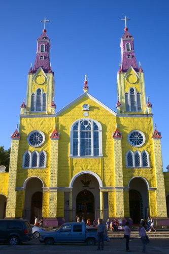 La façade jaune et mauve de l'église San Francisco de Castro, classée au patrimoine mondial La façade jaune et mauve de l'église San Francisco de Castro, classée au patrimoine mondial
