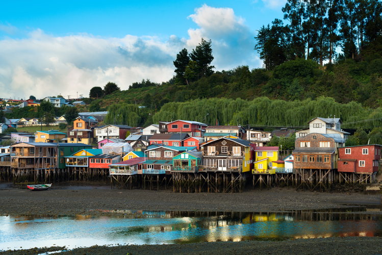 Palafitos, maisons colorées sur pilotis, au bord de l'eau à Castro, sur l'île de Chiloé Palafitos, maisons colorées sur pilotis, au bord de l'eau à Castro, sur l'île de Chiloé