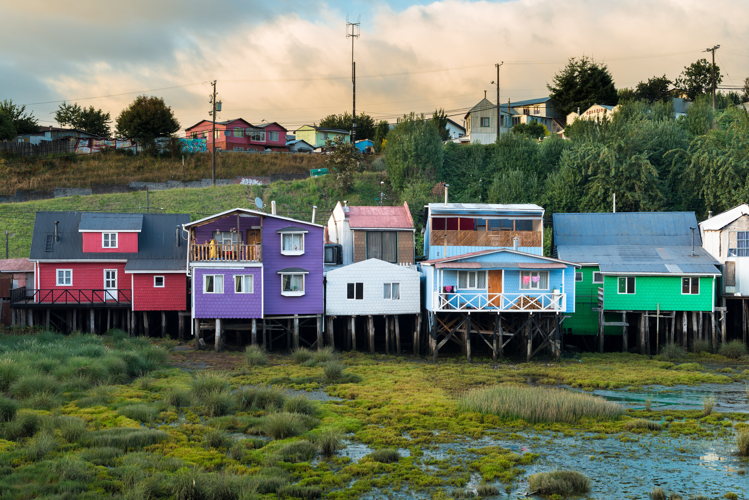 Maisons sur pilotis aux façades colorées à marée basse, à Castro, sur l'île de Chiloé Maisons sur pilotis aux façades colorées à marée basse, à Castro, sur l'île de Chiloé