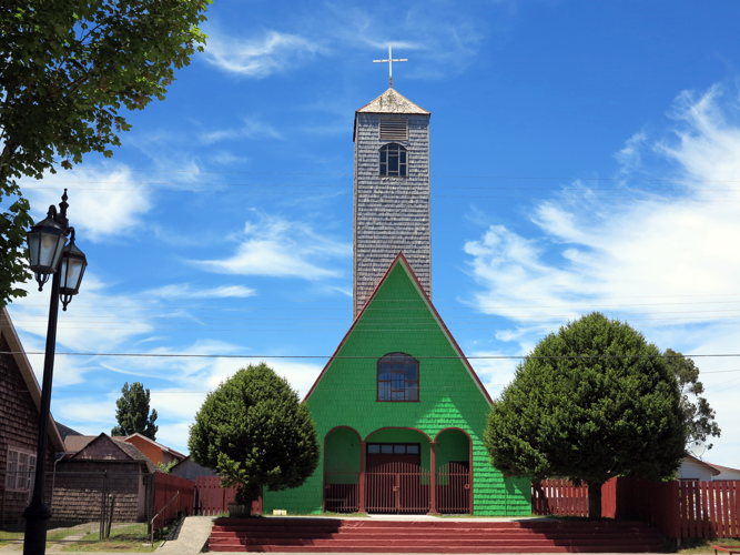 Église en bois peinte en vert et rouge, sur l'île de Chiloé, au Chili Église en bois peinte en vert et rouge, sur l'île de Chiloé, au Chili