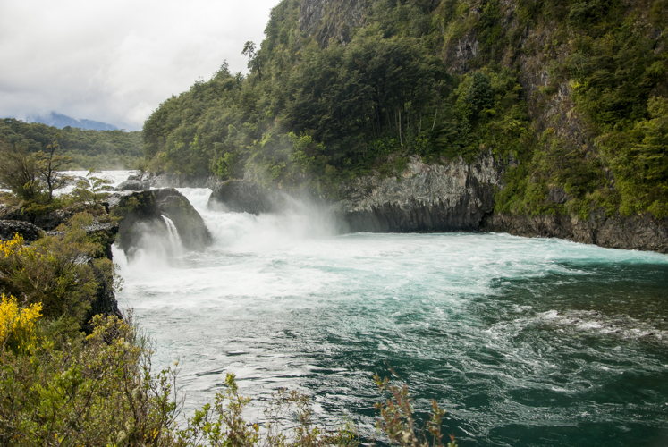 Roches volcaniques rouges et plaine au loin, sur les flancs du volcan Osorno