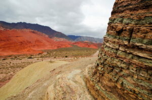 Paroi de grès stratifiée et collines rouges de la Quebrada de las Conchas, Argentine Paroi de grès stratifiée et collines rouges de la Quebrada de las Conchas, Argentine