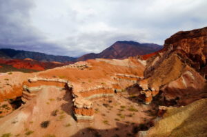 Paroi de grès stratifiée et collines rouges de la Quebrada de las Conchas, Argentine Paroi de grès stratifiée et collines rouges de la Quebrada de las Conchas, Argentine