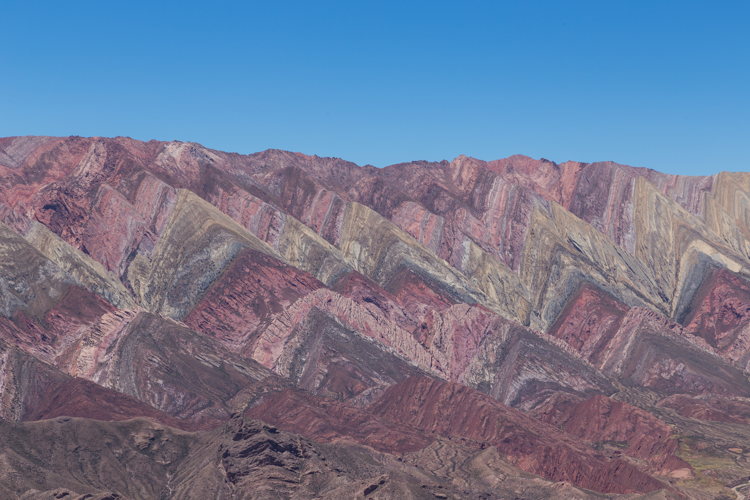 rLa crête multicolore en dents de scie de la Serranía del Hornocal, près de Humahuaca