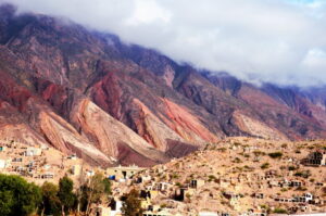 Cimetière en terrasses au pied de la Paleta del Pintor à Maimará, Quebrada de Humahuaca