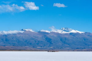 Le désert de sel des Salinas Grandes face aux sommets enneigés des Andes, Jujuy