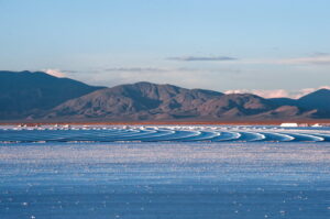 Bassins d'extraction du sel alignés sur les Salinas Grandes, nord-ouest argentin
