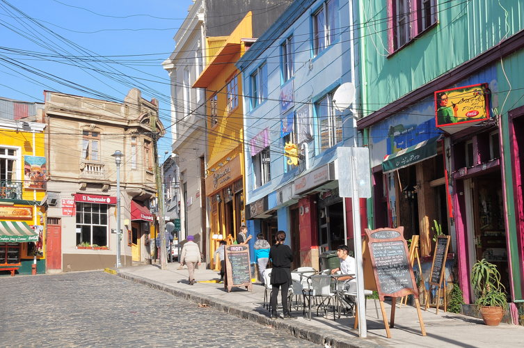 Maisons colorées empilées à flanc de cerro à Valparaíso, Chili