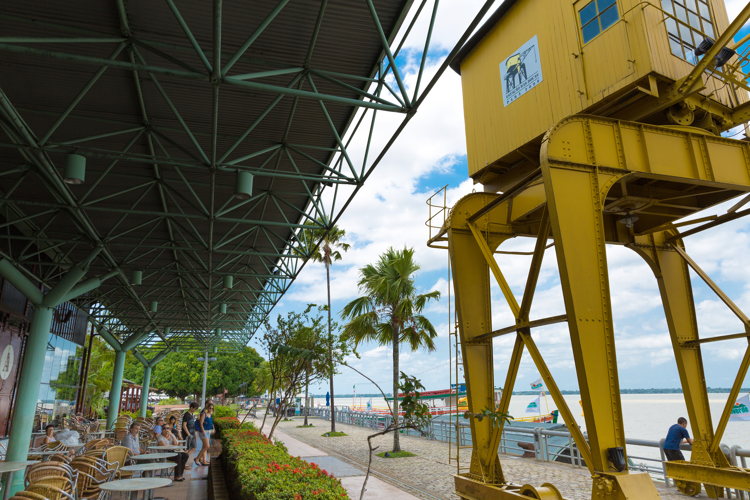 Ancienne grue portuaire et terrasses sous la halle de l'Estação das Docas