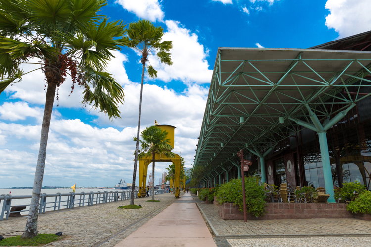 Promenade et anciennes grues jaunes de l'Estação das Docas, à Belém