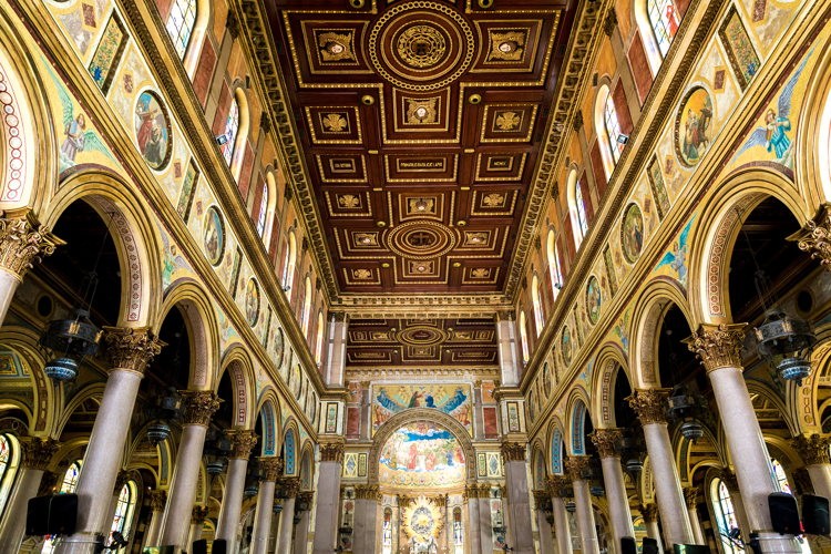 Intérieur doré de la basilique de Nossa Senhora de Nazaré à Belém
