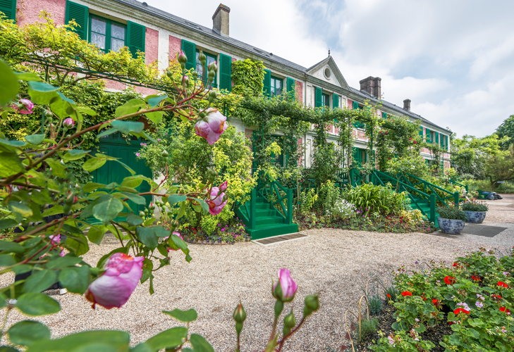 Maison rose aux volets verts de Claude Monet à Giverny et rosiers en fleurs Maison rose aux volets verts de Claude Monet à Giverny et rosiers en fleurs