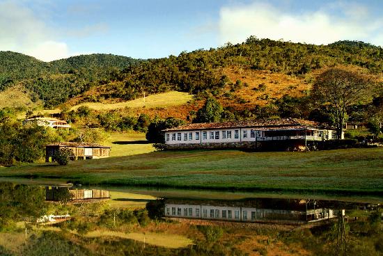 La Fazenda do Engenho reflétée dans son lac, dans la réserve d'Ibitipoca au Brésil La Fazenda do Engenho reflétée dans son lac, dans la réserve d'Ibitipoca au Brésil