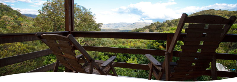 Fauteuils en bois sur une terrasse ouverte sur la vallée, à Ibitipoca Fauteuils en bois sur une terrasse ouverte sur la vallée, à Ibitipoca