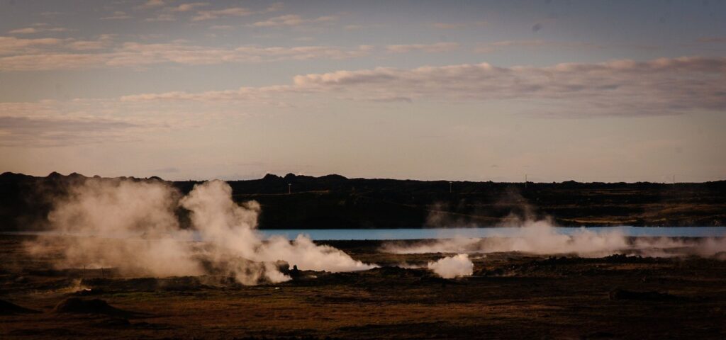 Vapeurs géothermiques s'échappant d'un champ de lave en Islande
