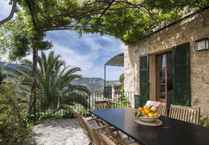 Terrasse d'une maison en pierre avec vue sur les montagnes de Sóller Terrasse d'une maison en pierre avec vue sur les montagnes de Sóller