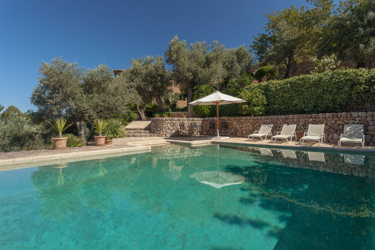 Piscine entourée d'oliviers sur les hauteurs de la vallée de Sóller Piscine entourée d'oliviers sur les hauteurs de la vallée de Sóller