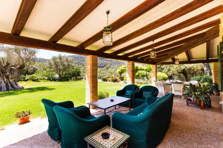Terrasse couverte d'une maison de vacances face au jardin et aux oliviers à Majorque Terrasse couverte d'une maison de vacances face au jardin et aux oliviers à Majorque