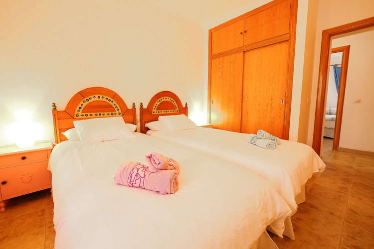 Chambre d'enfants avec deux lits dans une villa à Alaró Chambre d'enfants avec deux lits dans une villa à Alaró