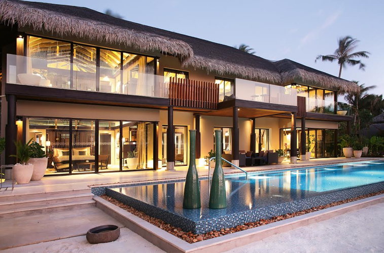 Villa de plage avec piscine privée et transats au crépuscule au Velaa Private Island, Maldives