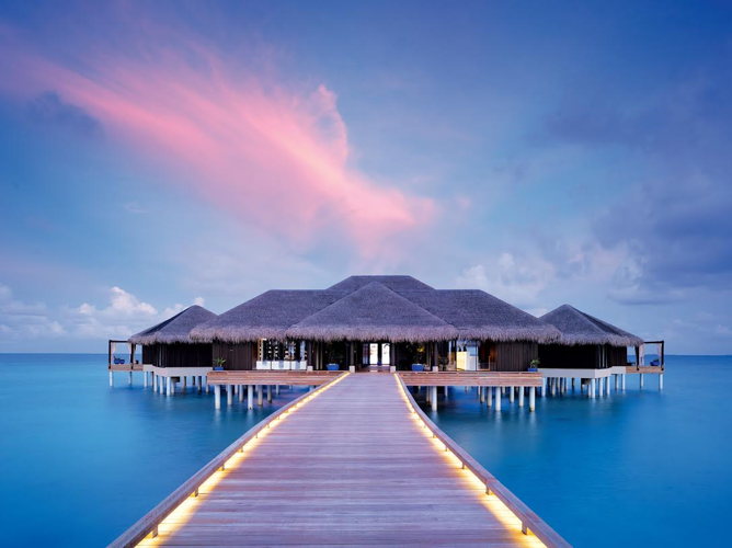 Villa de plage avec piscine privée et transats au crépuscule au Velaa Private Island, Maldives