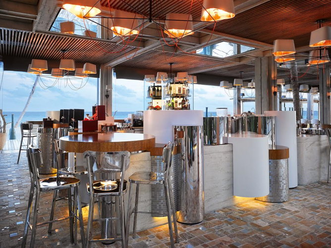 Salle de restaurant ouverte sur l'océan au Velaa Private Island