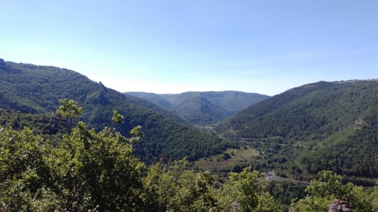 Van garé dans les Cévennes en Aveyron au lever du jour