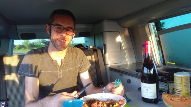 Coin cuisine du van aménagé avec frigo et tout à portée de main