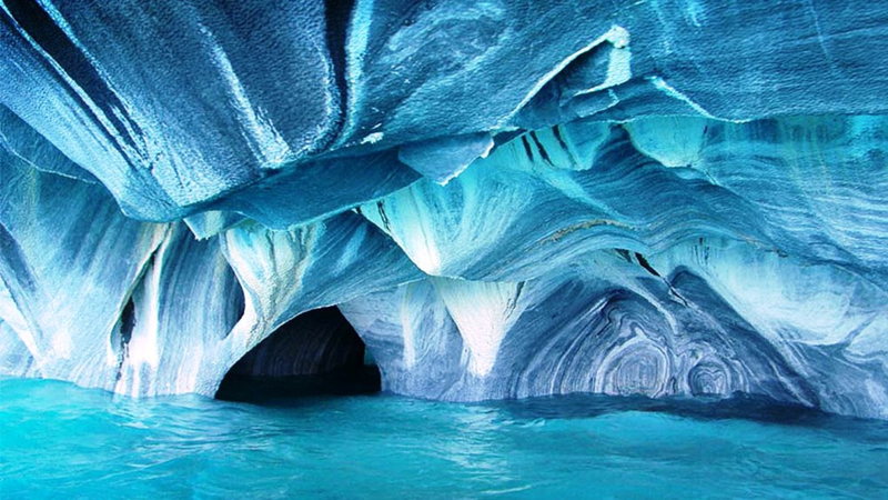 Voûtes de marbre bleuté au-dessus des eaux turquoise du lac General Carrera, au Chili Voûtes de marbre bleuté au-dessus des eaux turquoise du lac General Carrera, au Chili