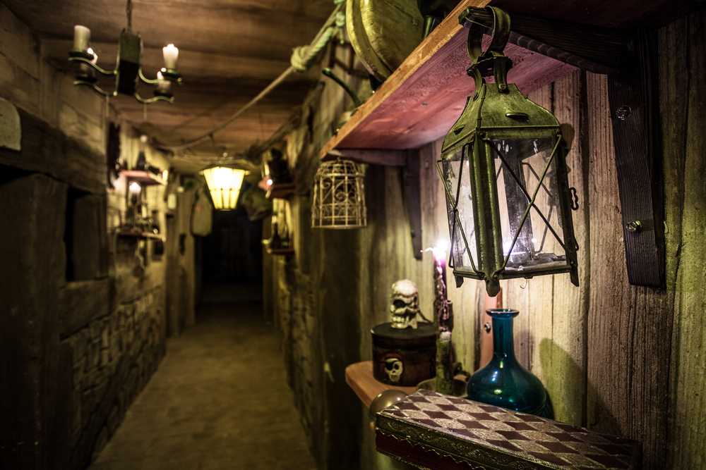 Dans le couloir, découverte des objets de pirate et autres bateaux de l'époque Dans le couloir, découverte des objets de pirate et autres bateaux de l'époque