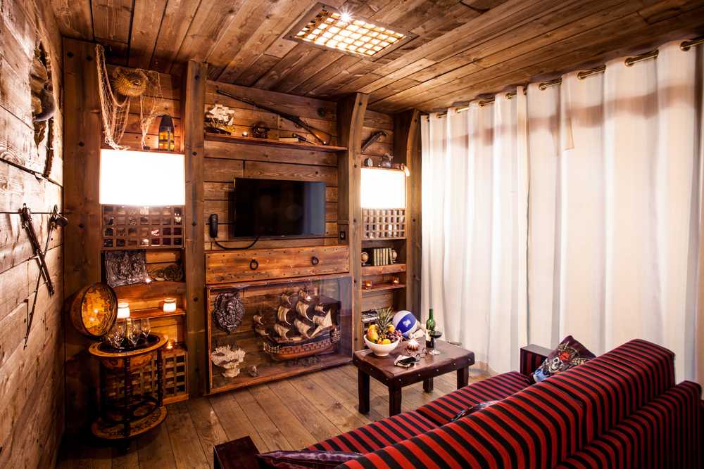 Le salon dans la suite de luxe de l'hôtel Cap Pirate