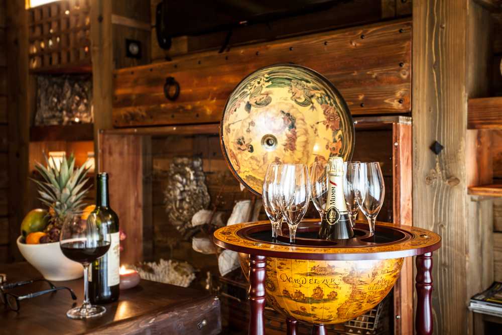 Le mini bar dans la chambre de luxe de l'hôtel Cap Pirate