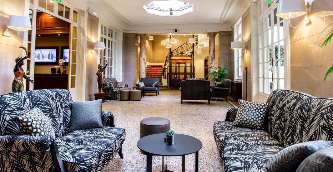 Dans le lobby de l'hôtel Océania à Montpellier Dans le lobby de l'hôtel Océania à Montpellier