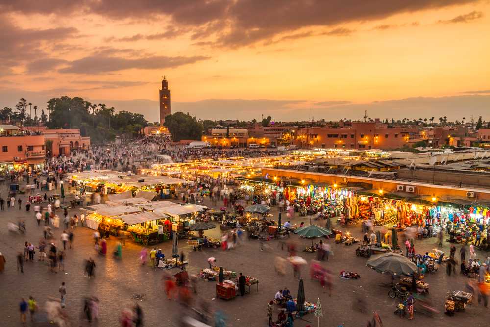 A Marrakech sur la place Jemaa-el-Fna A Marrakech sur la place Jemaa-el-Fna