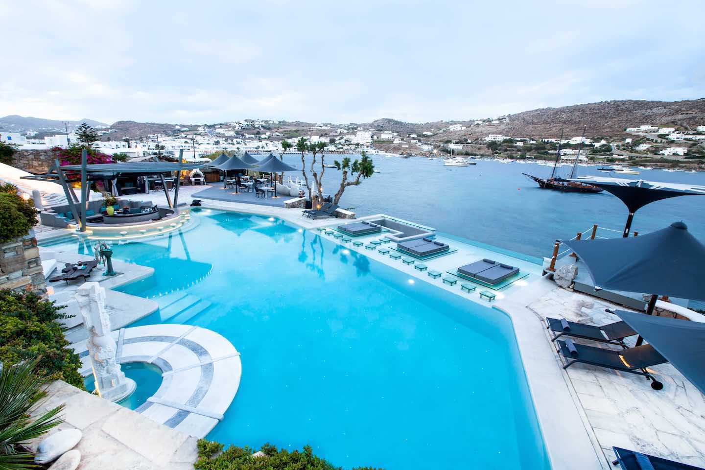 Espace piscine au Myvotos à Mykonos