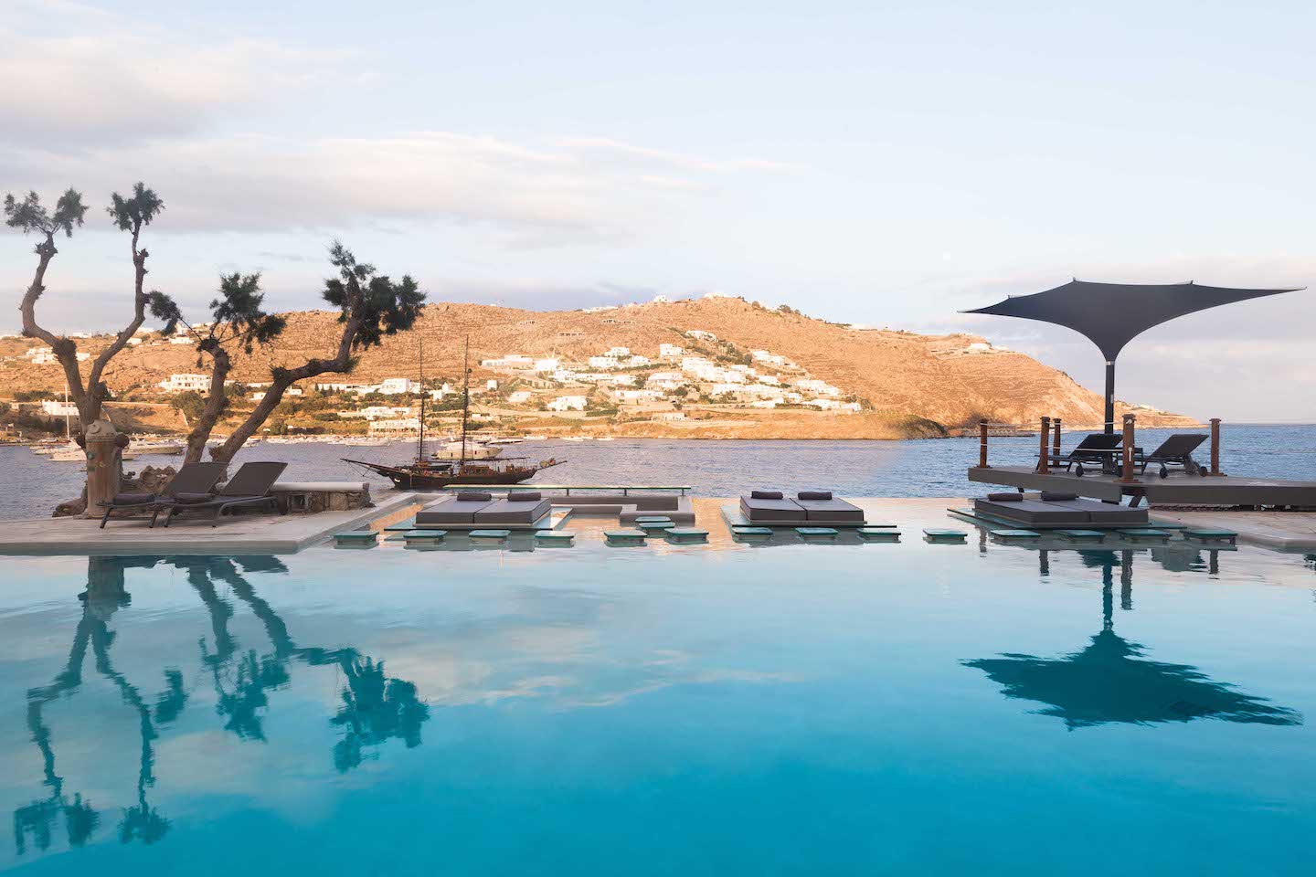 La vue depuis la piscine du Myvotos à Mykonos