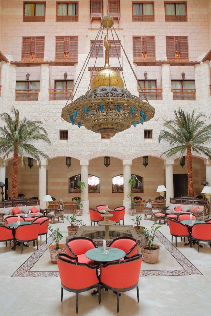 dans le patio du Movenpick Hotel à Pétra