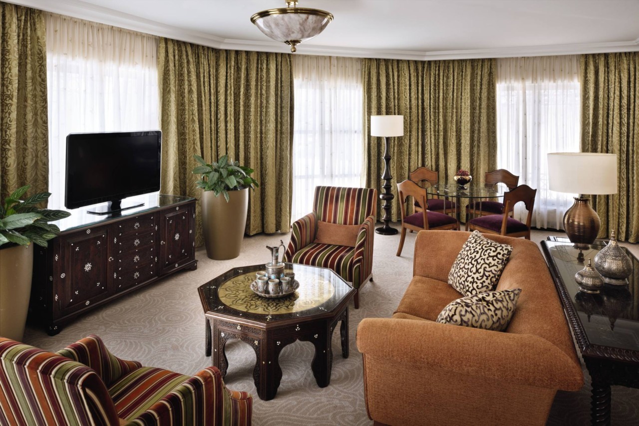 Le salon d'une suite au Movenpick hôtel à Pétra