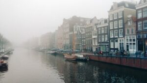 Le grand canal d'Amsterdam, à deux pas de l'hôtel. Le genre de vue qui justifie le voyage.