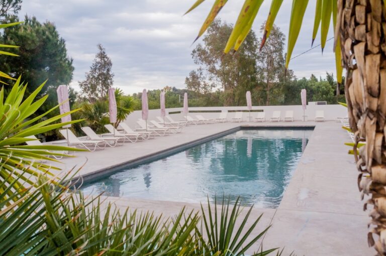 Une immense piscine extérieure chauffée offre un bel espace aquatique Une immense piscine extérieure chauffée offre un bel espace aquatique