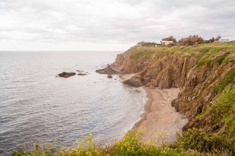 Une crique sauvage juste à côté de Collioures Une crique sauvage juste à côté de Collioures