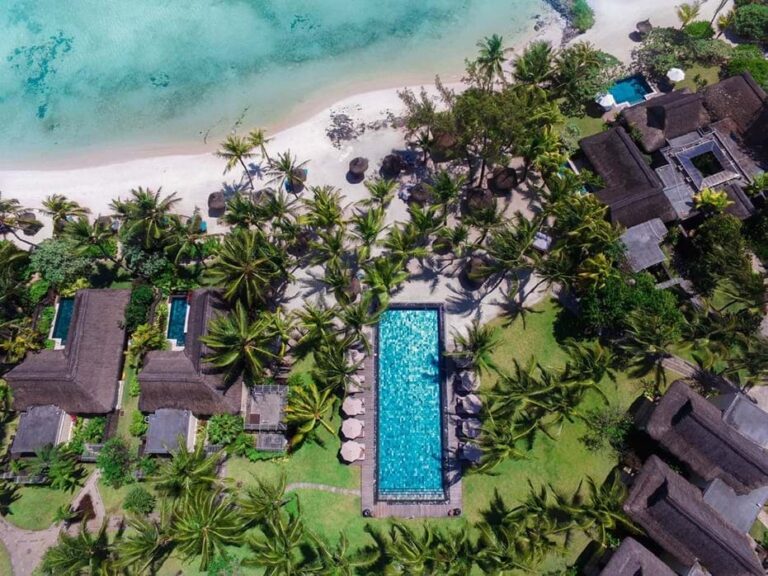 Piscine immense au Constance Prince Maurice