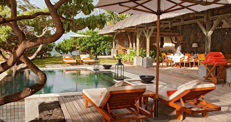 L'espace piscine privée du Constance Prince Maurice