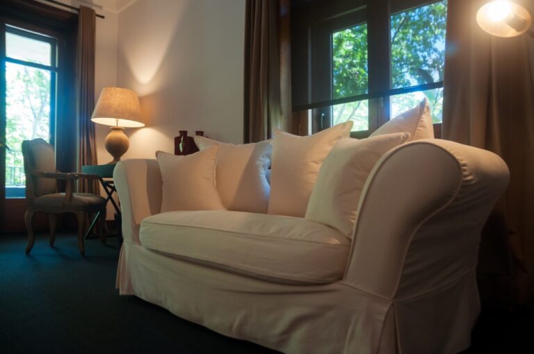 Un sofa confortable dans la suite de l'hôtel Primero Primera Un sofa confortable dans la suite de l'hôtel Primero Primera