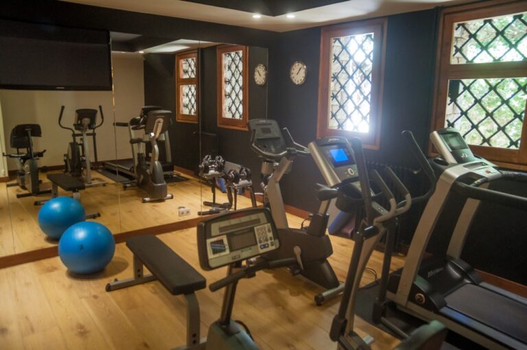 La salle de sport de l'hôtel Primero Primera La salle de sport de l'hôtel Primero Primera