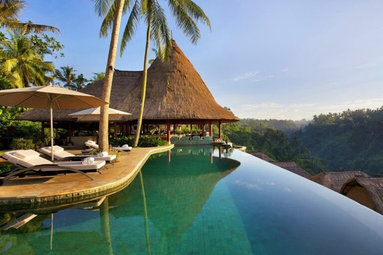 La piscine du resort de luxe La piscine du resort de luxe