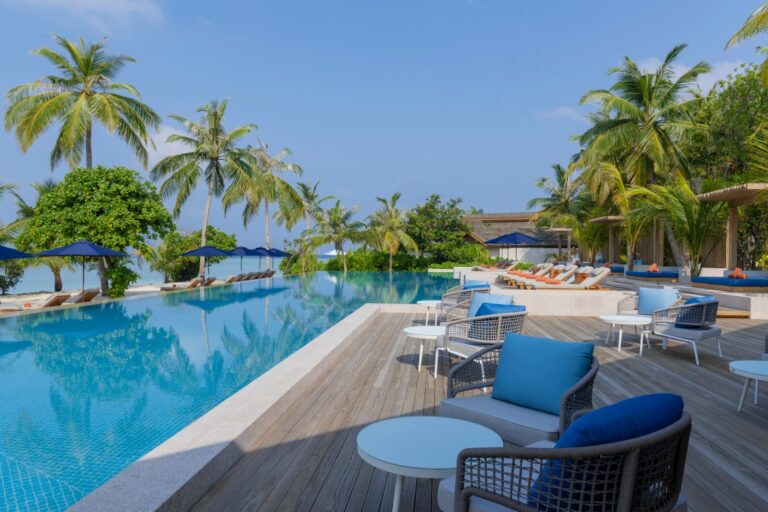 Bord de piscine aux Maldives Bord de piscine aux Maldives