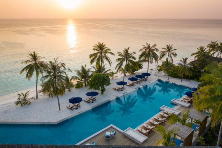 Profiter d'un coucher de soleil sublime aux Maldives Dîner Athiri au coucher du soleil – plage