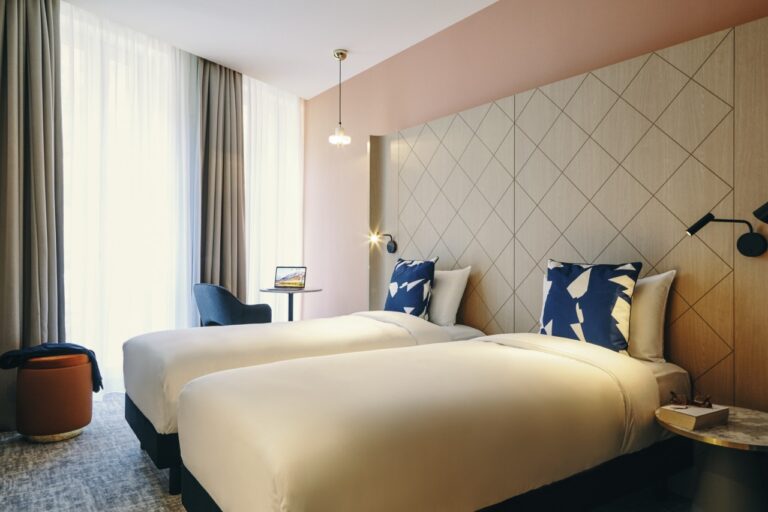 La chambre twin d'un hotel greet