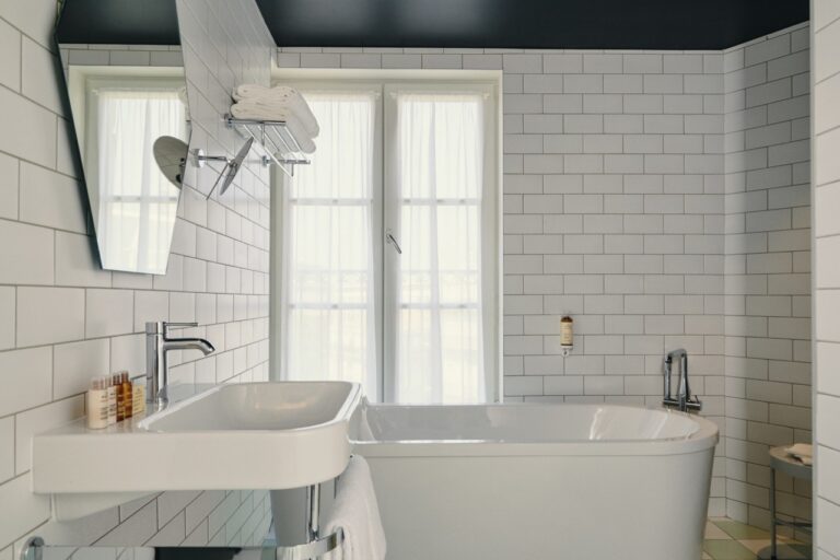 La salle de bain privative attenante à la suite d'un hôtel greet